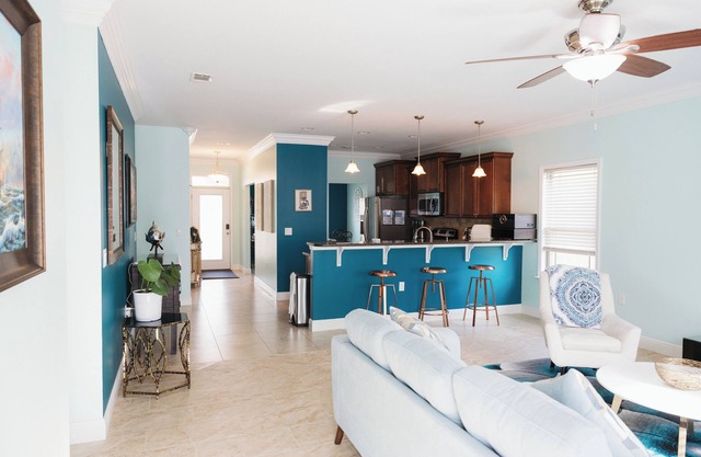 Spacious 4-bedroom house in amazing Mary Esther with AC, WiFi, & laundry