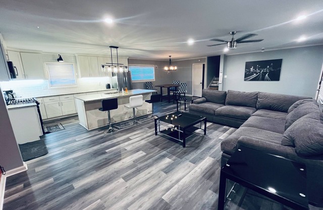 Spacious 4 BR 3 Full Bath House Near Airport & Shopping!