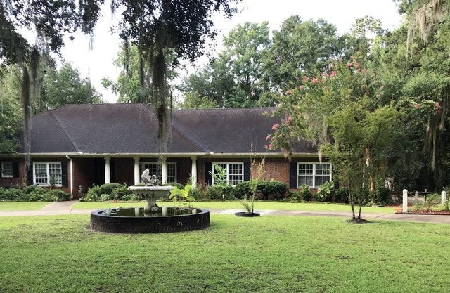 Spacious 4BD/3BA Lakefront Estate in Country Club