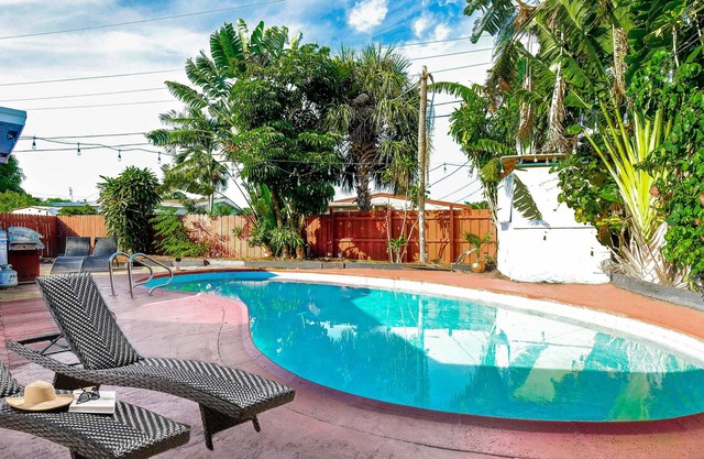 Spacious 4BD Oasis with a Fenced-in Pool + Kayaks!