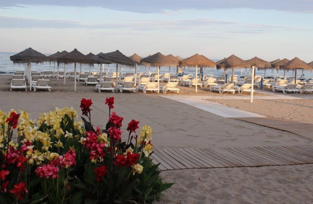 Spacious 4bedroom apart 110m from the beach. Pool, A/C. Elevator TV internationa