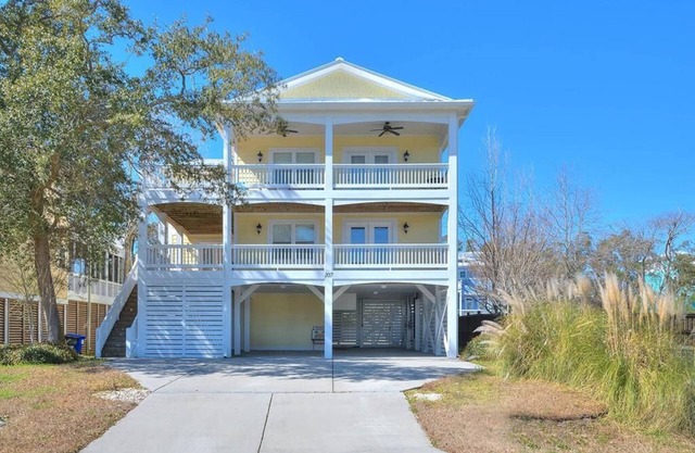 Spacious 4BR/4.5BA Home-Beautifully Decorated-Multiple Porches-Sleeps 8