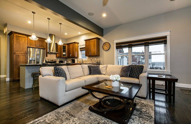 Spacious 4BR Bluff-Top Townhome Steps from Fenelon Elevator & Downtown