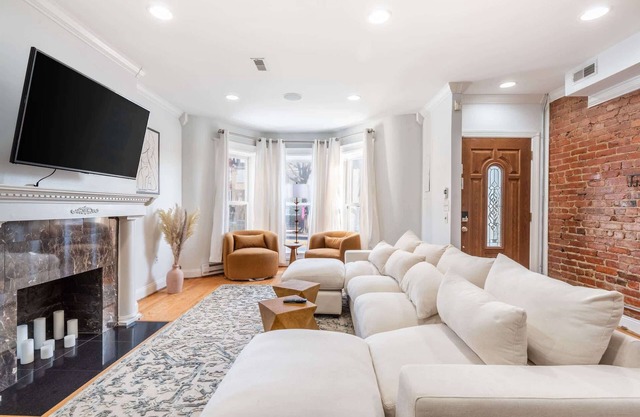 Spacious 4BR DC Townhouse with Jet tub & Parking