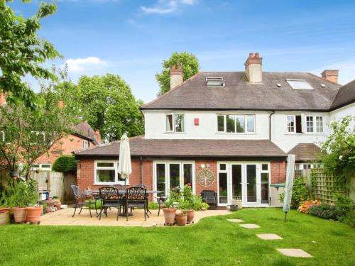 Spacious 4BR Home in Moseley Village near centre
