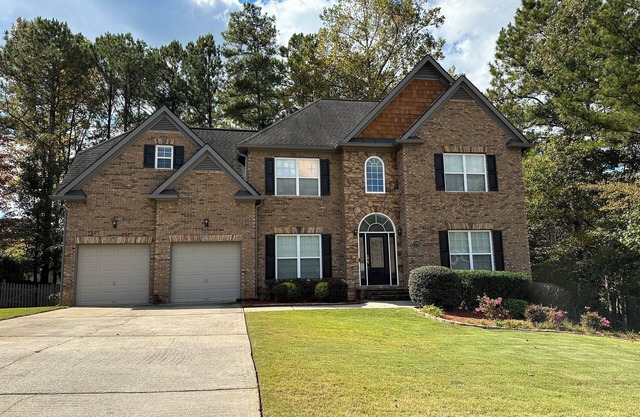 Spacious 4BR House with pool, garden & jacuzzi tub.