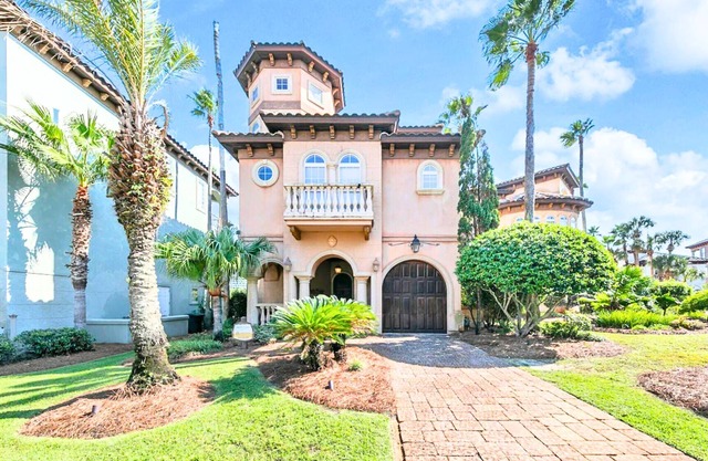 Spacious 4BR Retreat Pool Pets Allowed Steps to Miramar Beach