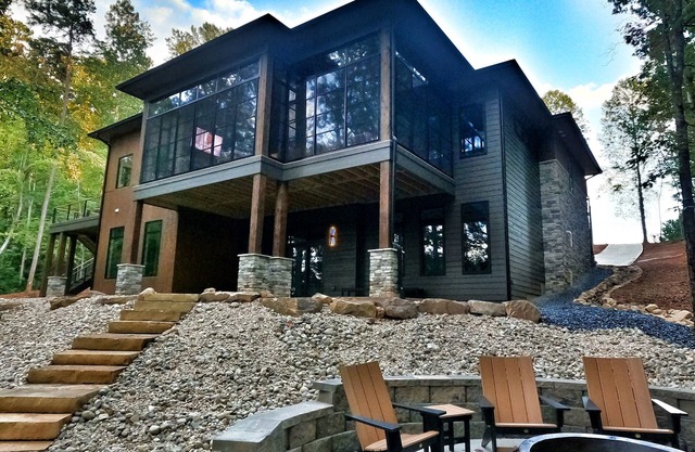 Spacious 5-Bed Lake Keowee Retreat – Only 15 Mins from Clemson!