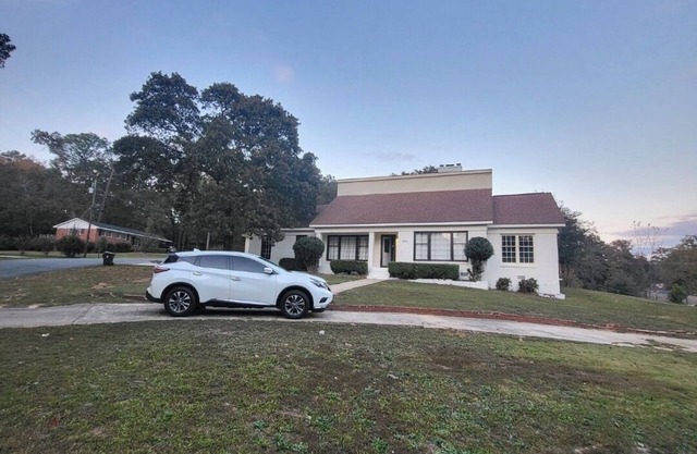Spacious 5-bedroom house pool with AC and WiFi in delightful Warner Robins