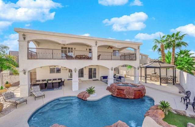 Spacious 5 bedroom close to strip with Pool, Jacuzzi, Parking, Rv Parking, Grill