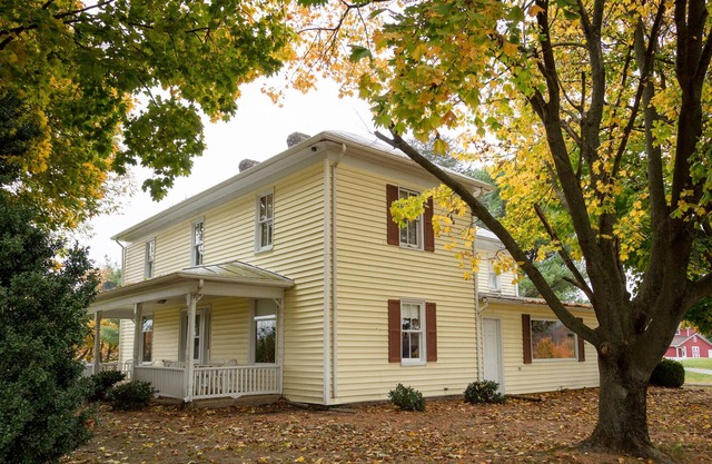 Spacious 5-Bedroom Country House with scenic views, ideal for large families!