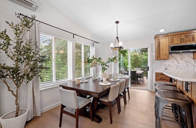 Spacious 5-bedroom farmhouse with WiFi and AC in enchanting Vancouver