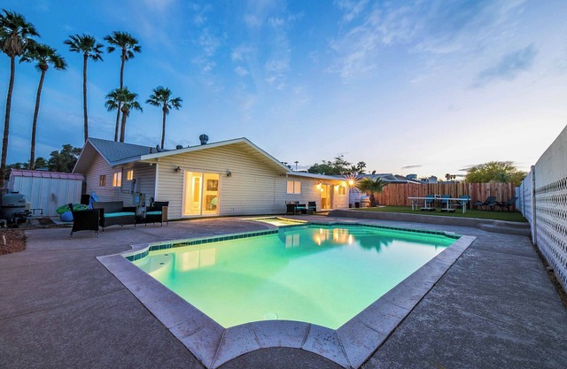 Spacious 5-bedroom house in Las Vegas with phenomenal yard, pool, and spa