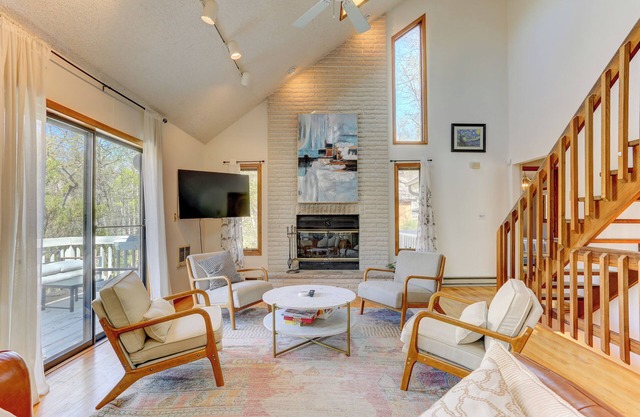 Spacious 5-bedroom house in Saw Creek estates with lots of room for fun