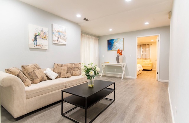 Spacious 5 Bedroom Home! Free WIFI! AC & HEAT!