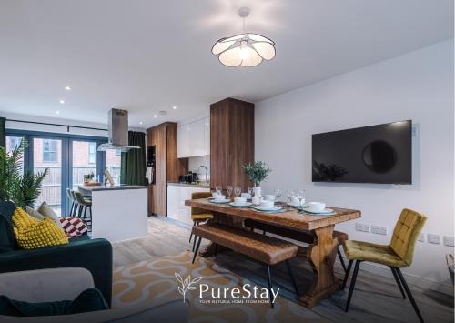 Spacious 5 Bedroom House with 8 Actual Beds Sleeps 9 by PureStay