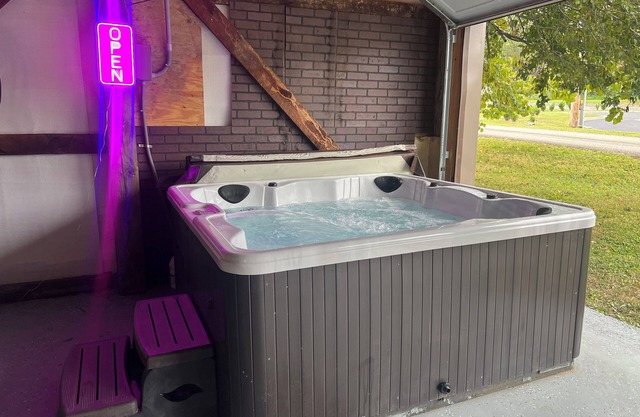 Spacious 5-bedroom House, Garage/Hot Tub/Bar, Close to RRG, Fiber WiFi