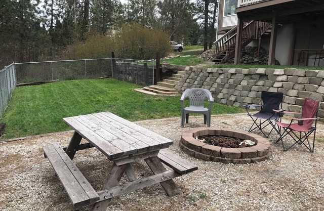 Spacious 5-bedroom house in welcoming Elk with WiFi and AC