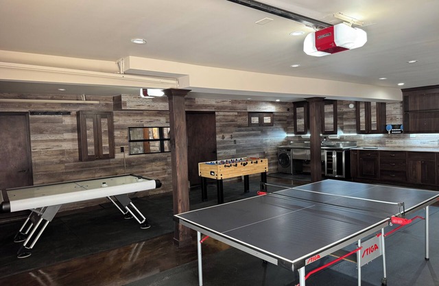 Spacious 5-bedroom house in Arnold with a game room and hot tub
