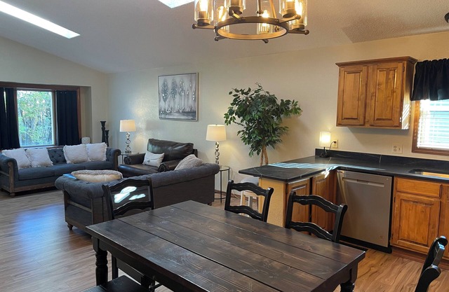 Spacious 5-bedroom house with WiFi, AC in charming Arvada