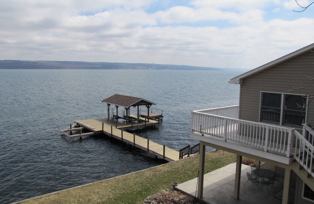 Spacious 5 Bedroom Lakeside Retreat in the Heart of Wine Country