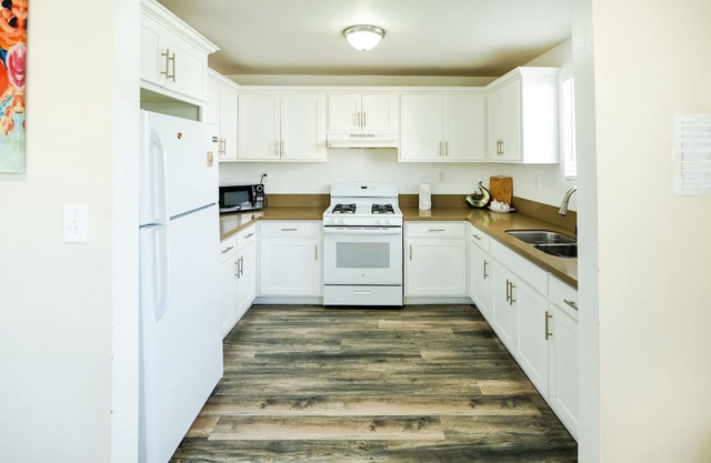 Spacious 5-Bedroom 3-Bath Sleeps 10 close to Downtown Los Angles With 2-Parking