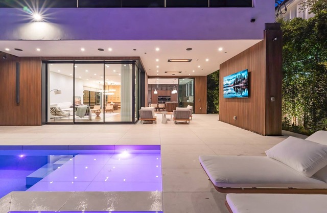 Spacious 5-bedroom house in fabulous Los Angeles with WiFi, AC