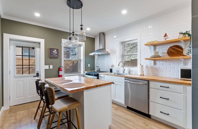 Spacious 5-bedroom house with WiFi and AC in fabulous North Philadelphia