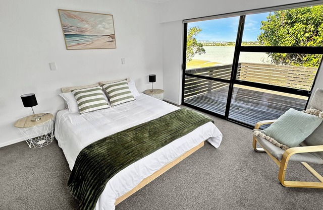 Spacious 5-BR Family Home for 10 Scenic Seaview Retreat in Takanini