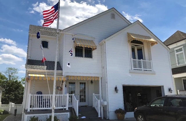 Spacious 5 bedroom home at the beach AND on a lake. DISINFECTED WEEKLY!