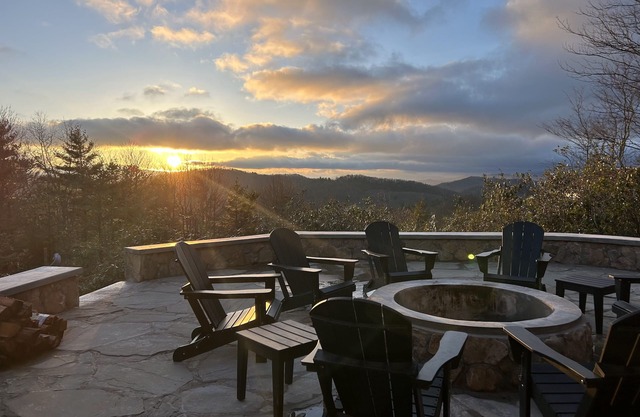 Spacious 5BR/4BA/1 level home on 8 acres w/Stunning Views, Hot Tub & Fire Pit