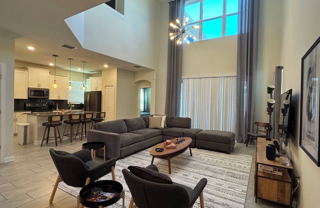 Spacious 5BR/5BA Villa. Private pool, hot tub, Resort w/lazy river near Disney