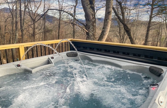 Spacious 5BR Hot Tub Fire Pit Games | Lazy Bear