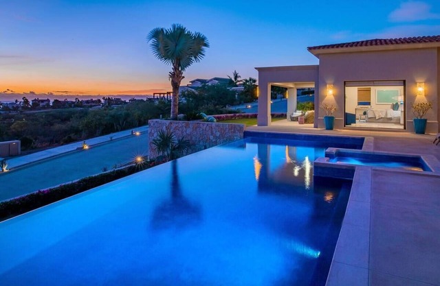 Spacious 6 bedroom private home with gorgeous ocean views!