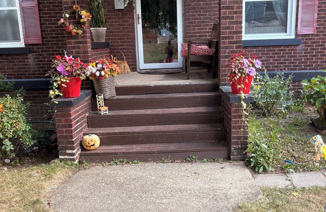 Spacious 6-bedroom sleeps 10 downtown 2 blocks River dog-friendly