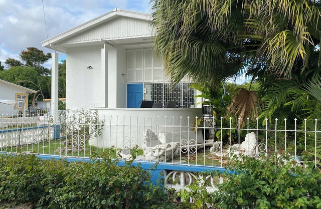 Spacious 6-bedroom house in lovely Christ Church with WiFi, AC