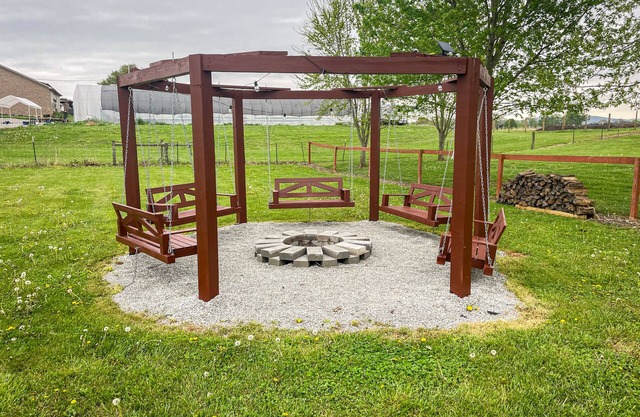Spacious 6 Bedroom - 3800sqft - Fenced in Yard - Finished Basement - Lake