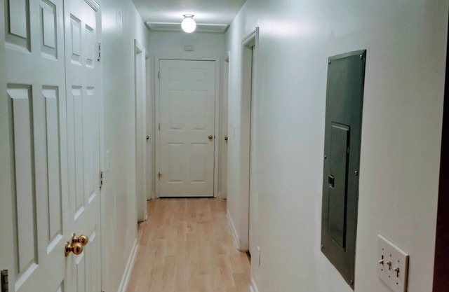 Spacious 6-bedroom house in lovely Cleveland with AC