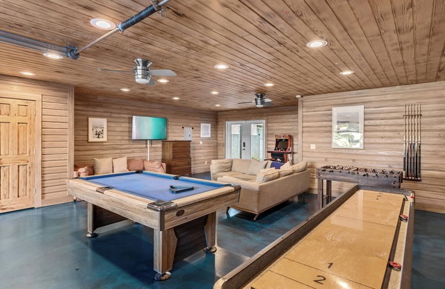 Spacious 6-Bedroom Home in Fabulous Destin – Heated Pool, Game Room & More!