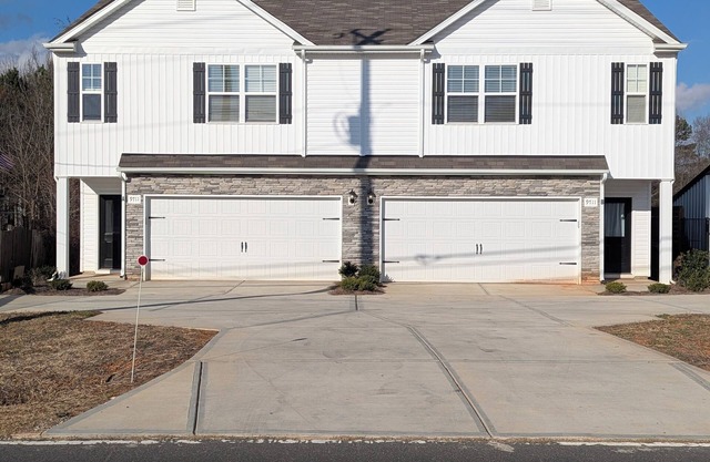 Spacious 6-bedroom townhome in welcoming Huntersville with WiFi, AC