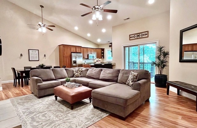 Spacious 6br/4ba Home - weekly & monthly rates avail.