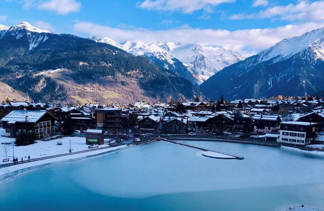 Spacious 7 Bedroom Chalet with Hot tub & Sauna, 350m the ski lifts