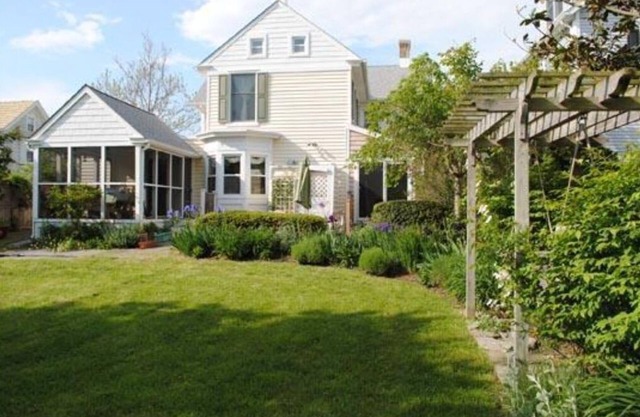 Spacious & Airy With Gorgeous Gardens a Short Walk to Both Beach & Town