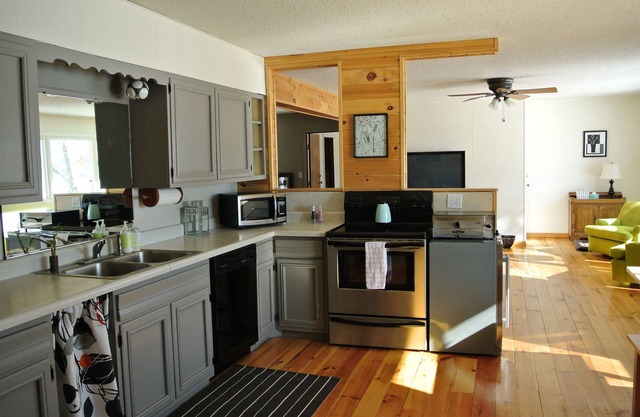 Spacious All-Season Lakefront Cabin On Pristine Des Moines Lake, Sleeps 20