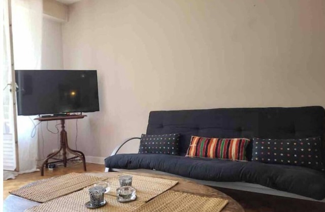 Spacious and bright T3. High-speed WiFi. Walking distance from downtown. Terrace.