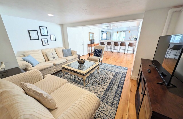 Spacious and Bright , Very Close to Beach!