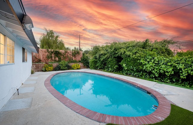 Spacious and Cozy Home with Pool in Woodland Hills