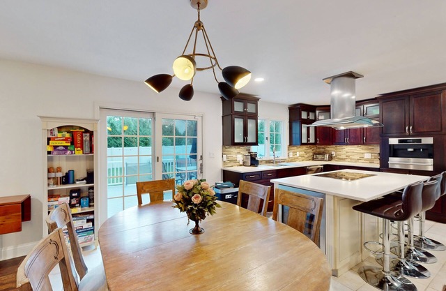 Spacious and Luxurious House with Heated Pool, Hot Tub and Gas Grill