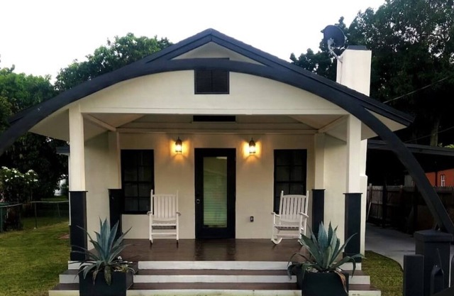 Spacious and luxury 2 Bedroom / 2 Bathroom Home minutes away from airport!