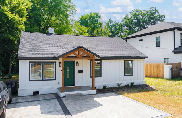 Spacious and Modern 4 Bedroom, 2 Bathroom Home in the Heart of CLT